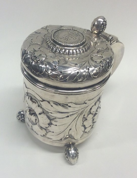 A heavy Continental silver hinged top lidded tanka - Image 2 of 3