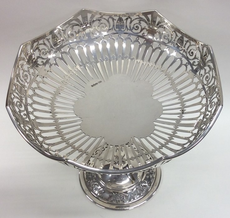 An attractive Edwardian silver fruit basket decora - Image 3 of 3