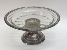 A silver and glass mounted comport. Approx. 21 cms