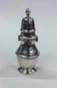 An Edwardian silver pepper with screw-on cover . L