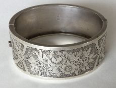 An Edwardian attractively engraved bangle with con