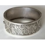 An Edwardian attractively engraved bangle with con