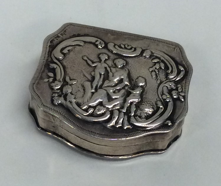 An attractive Antique silver snuff box depicting a - Image 2 of 5