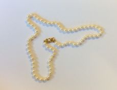 A good string of pearl beads in 18 carat gold clas