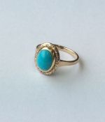 A turquoise and gold single stone ring. Approx. 3.