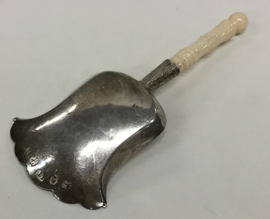 A Georgian silver bright cut caddy shovel decorate - Image 2 of 2