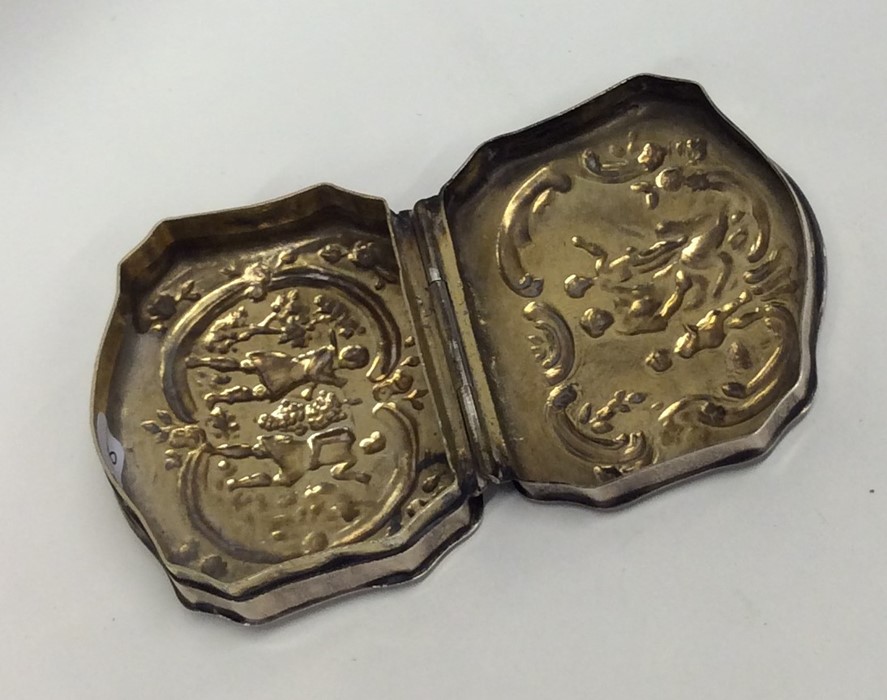 An attractive Antique silver snuff box depicting a - Image 3 of 5