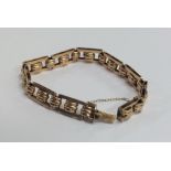 A 15 carat gate bracelet inset with concealed clas