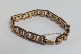 A 15 carat gate bracelet inset with concealed clas