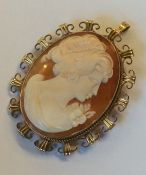 A 9 carat framed cameo of a lady. Approx. 16 grams