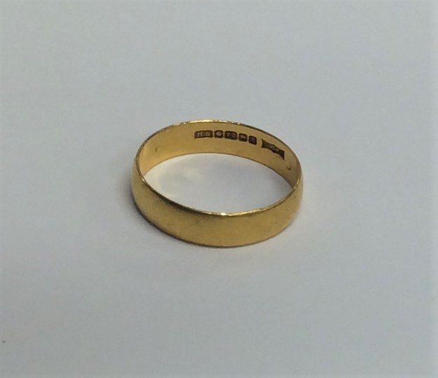 A 22 carat gold plain wedding band. Approx. 3.2 gr