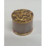 A rare Georgian gold and agate cylindrical box att
