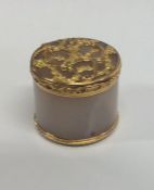 A rare Georgian gold and agate cylindrical box att