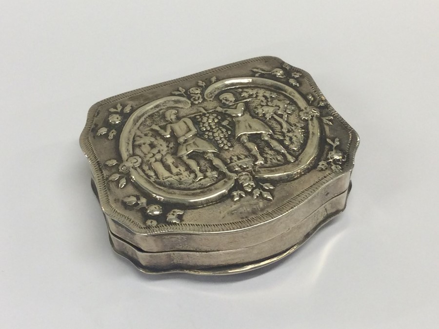 An attractive Antique silver snuff box depicting a - Image 5 of 5