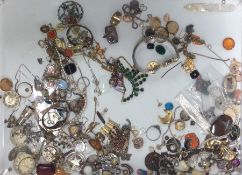 A box containing costume jewellery etc. Est. £20 -