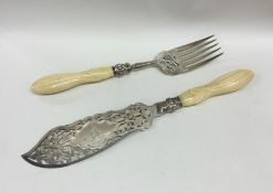 A pair of good quality silver fish servers decorat