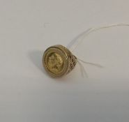 A George V half sovereign ring. Approx. 11.6 grams
