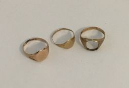 Three gold signet rings. Approx. 9.9 grams. Est. £