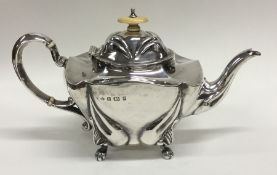 An attractive Edwardian silver bachelor's teapot o