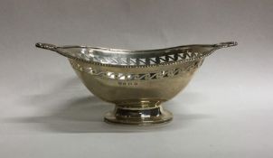 An Edwardian silver sweet dish with shell thumb pi