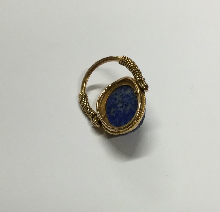 An unusual gold swivel ring in the form of a scara - Image 2 of 2