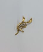 An 18 carat gold modernistic brooch. Approx. 5.5 g