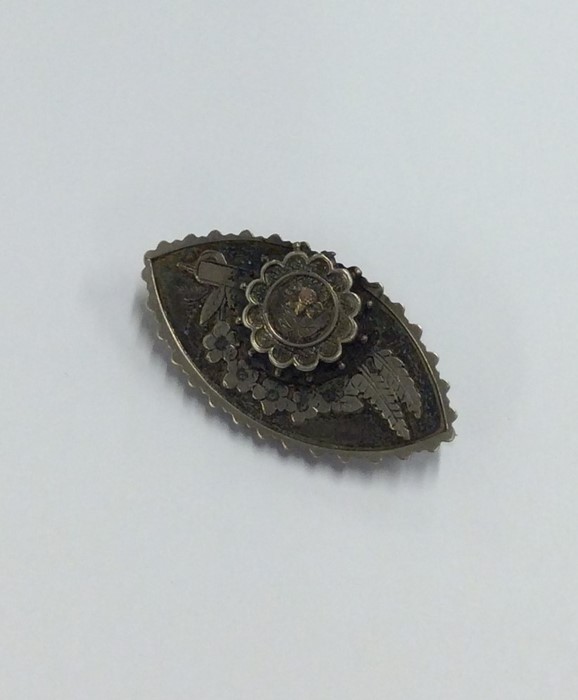 An attractive Victorian boat shaped brooch decorat - Image 2 of 2