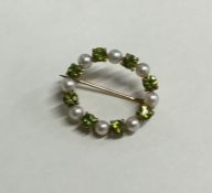 A circular pearl brooch set in 9 carat. Approx. 5