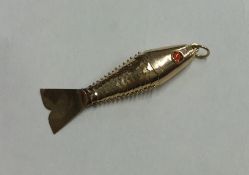 A small gold articulated fish. Approx. 3.4 grams.