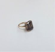A 9 carat quartz single stone ring. Approx. 6.5 gr