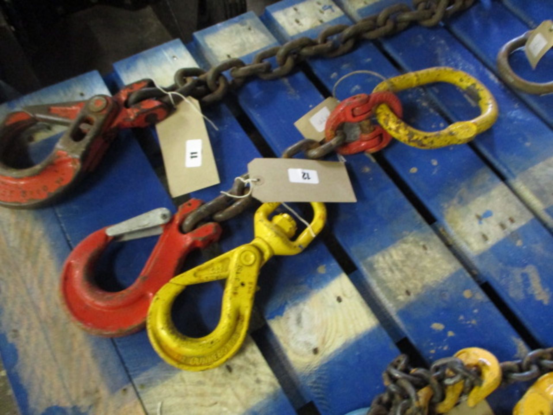 Heavy duty short lifting chain with additional shackle