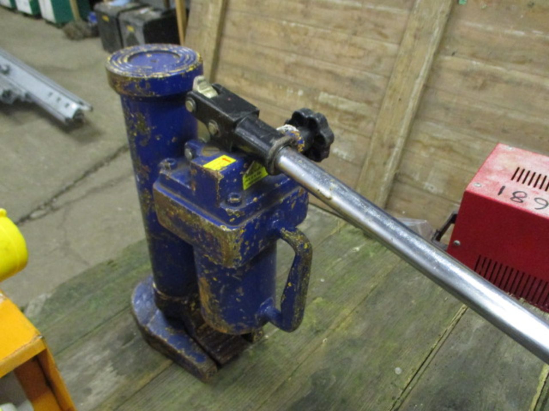 Heavy duty bottle jack - Image 2 of 2