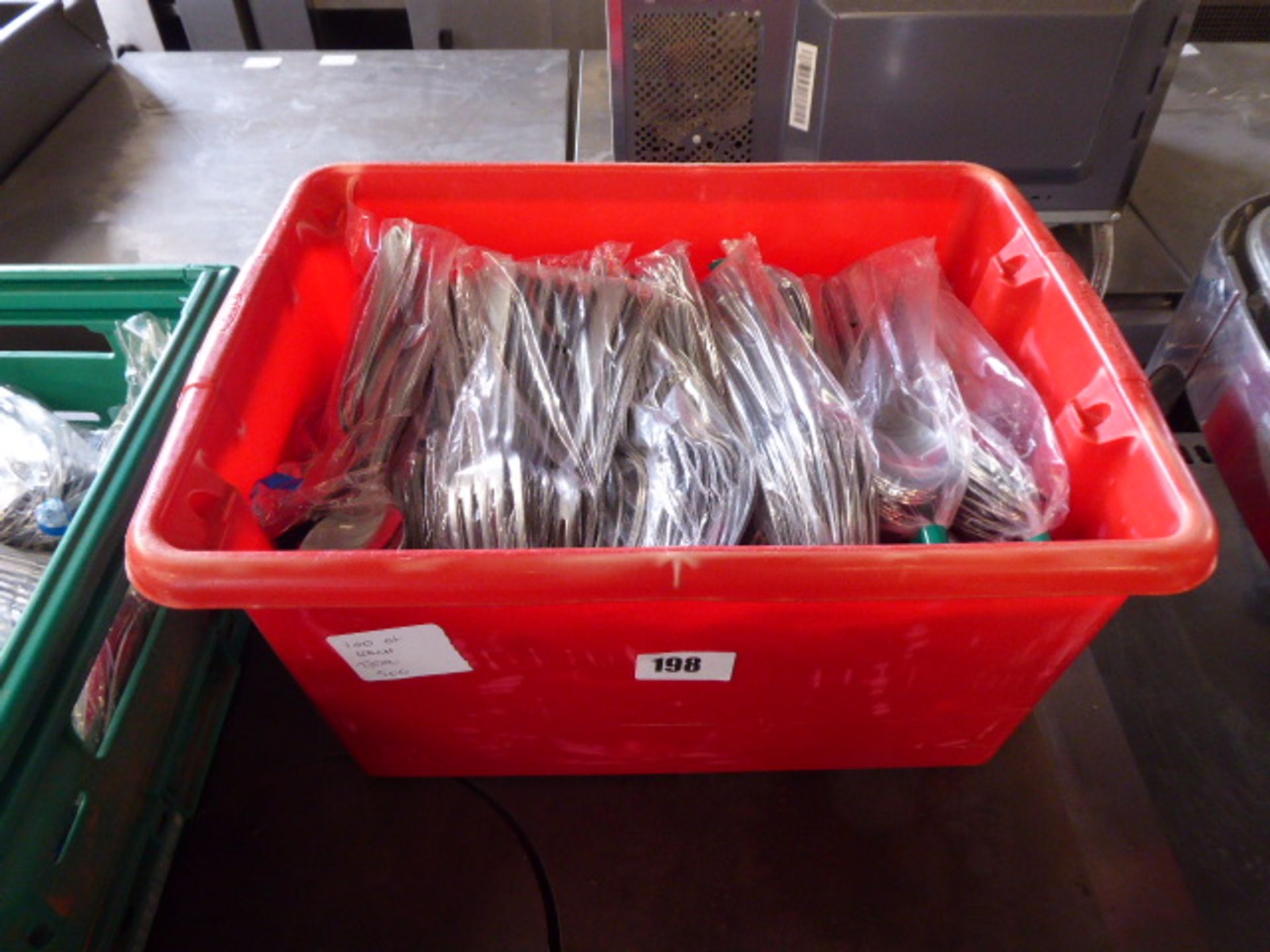 Tray of 100 sets of large knives, small knives, large forks, fish knives and spoons (500 pieces in