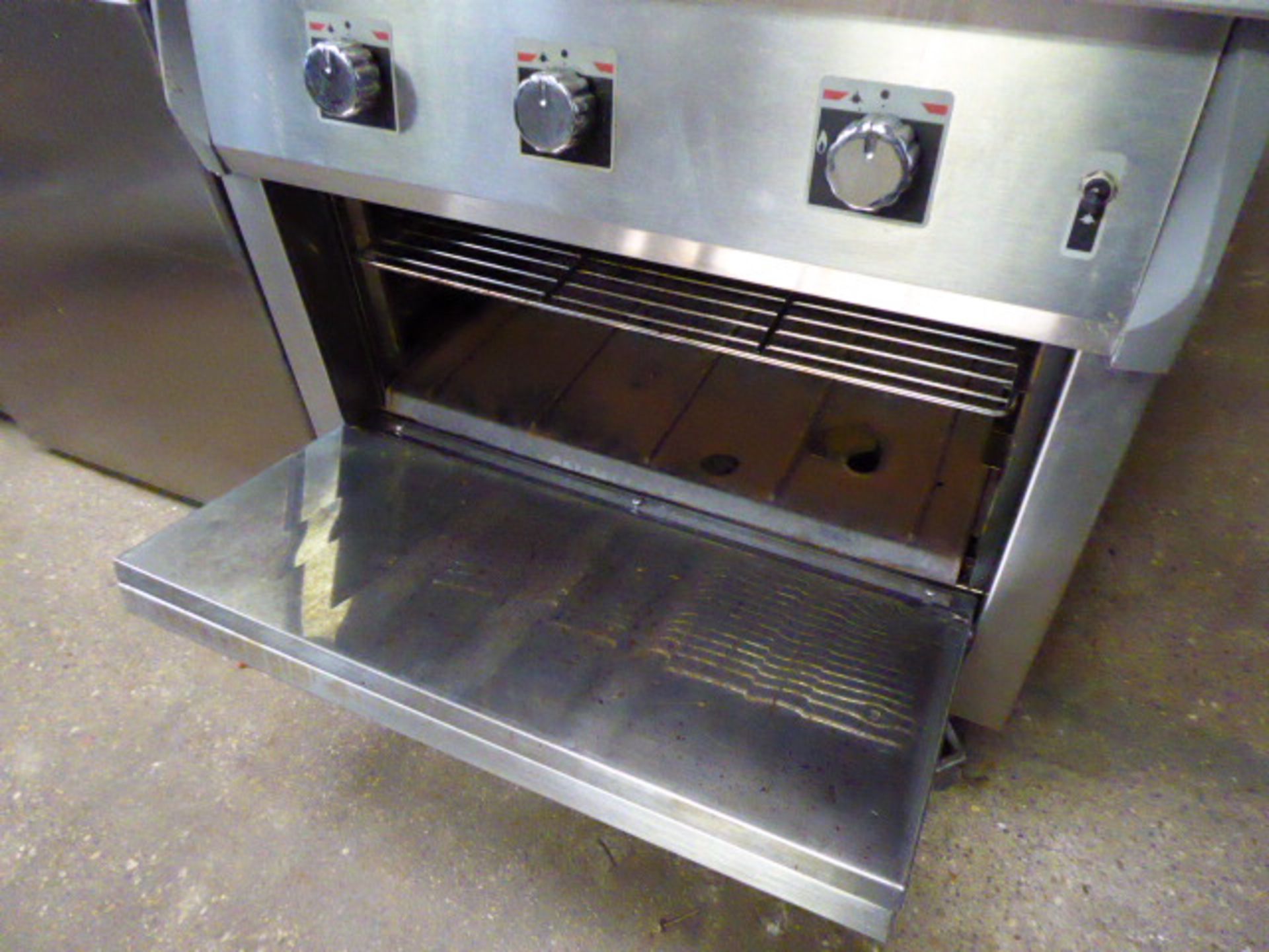 (76) 80cm gas Garland solid top cooker with 2 burners and large single door oven under on castors, - Image 2 of 2