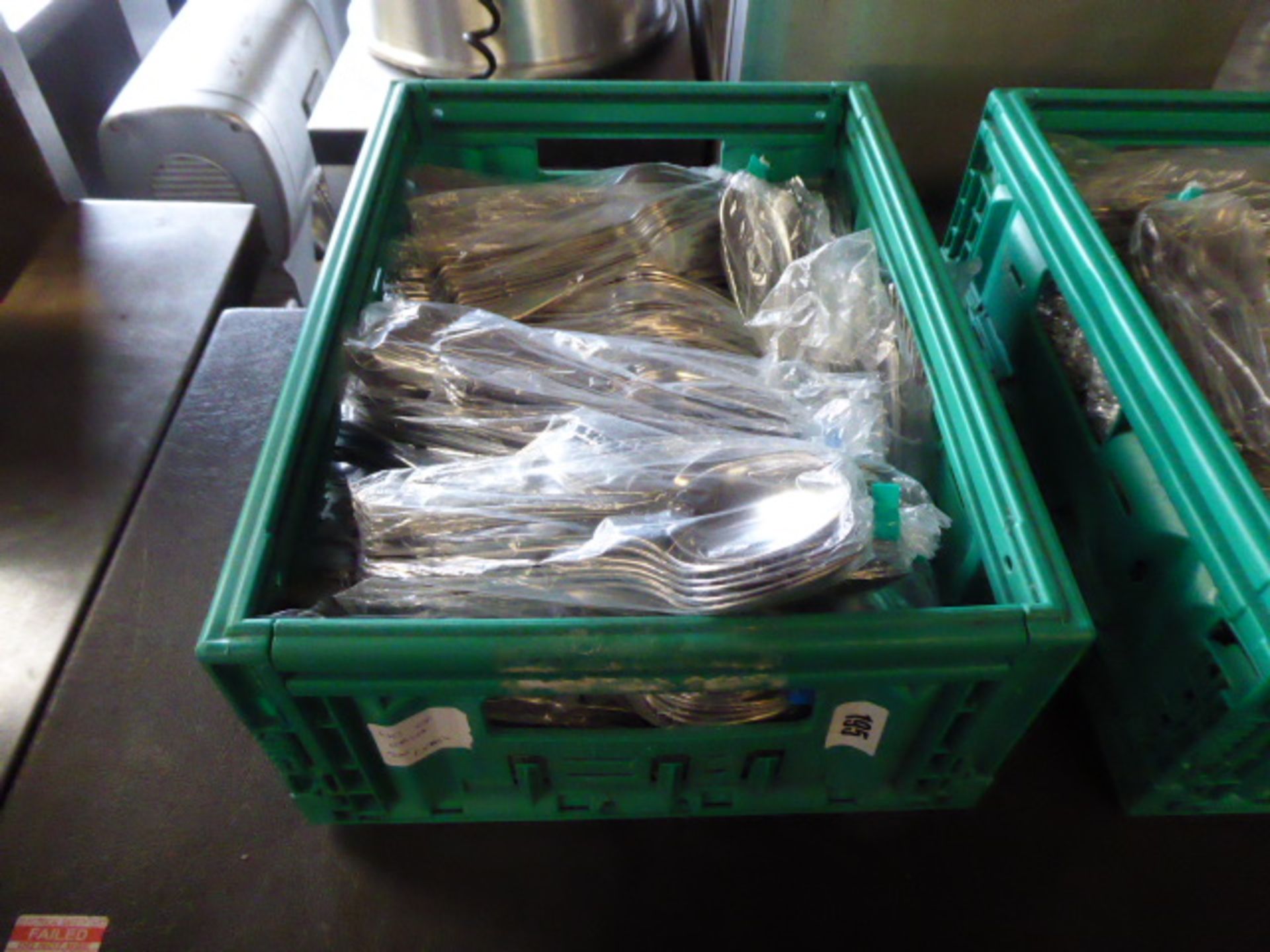 Tray of 100 sets of large knives, small knives, large forks, fish knives and spoons (500 pieces in