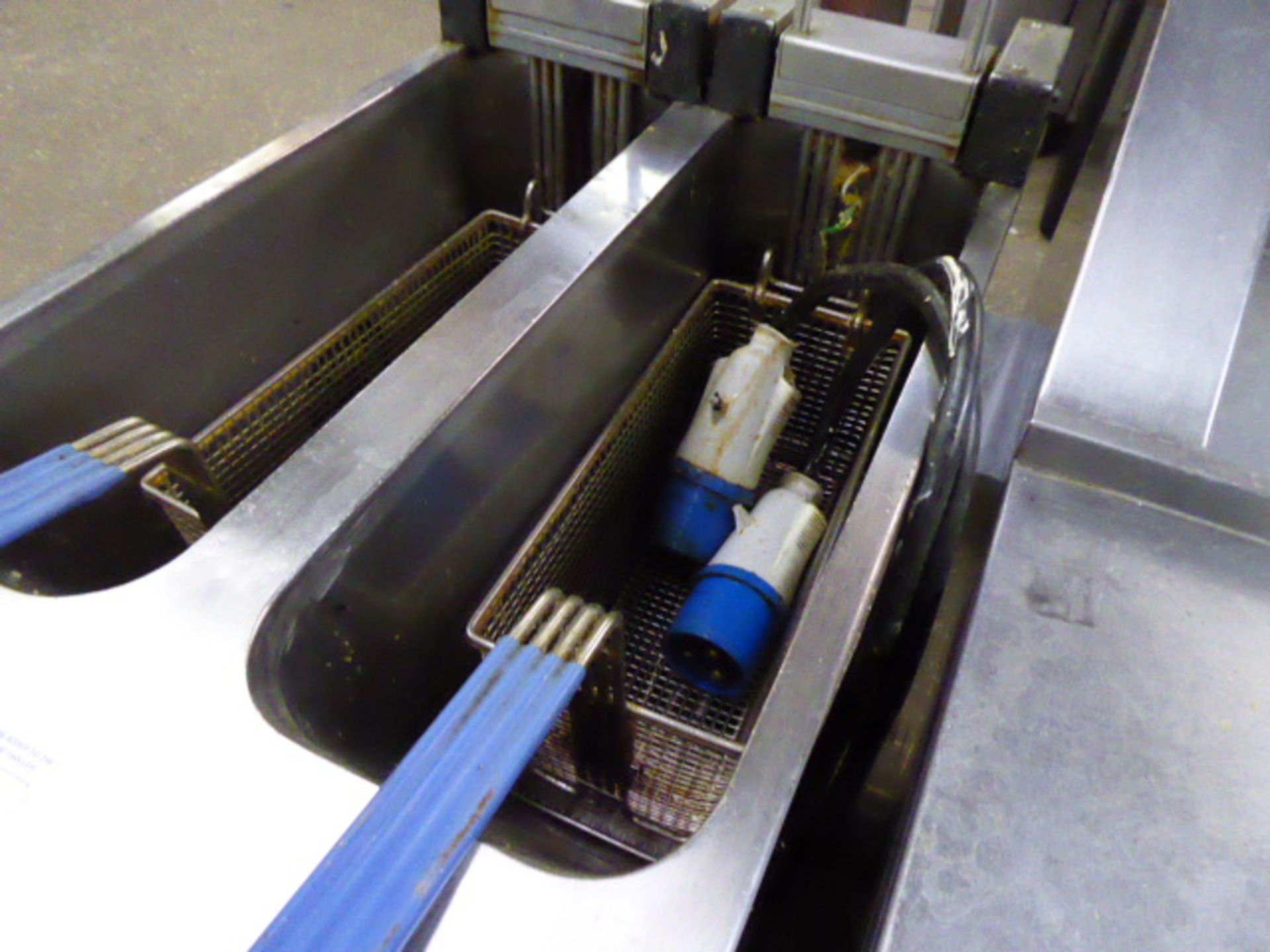 40cm electric twin well fryer with 2 baskets - Image 2 of 3