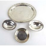 An Edwardian oval silver tray with beaded border, London 1905, w.