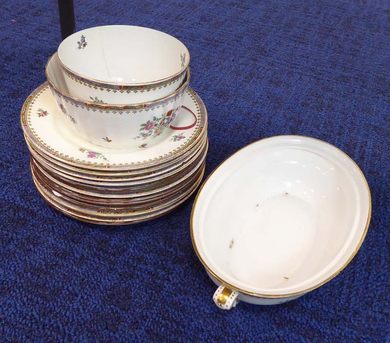 An extensive Spode dinner service decorated with floral sprays on a white ground - Image 4 of 9