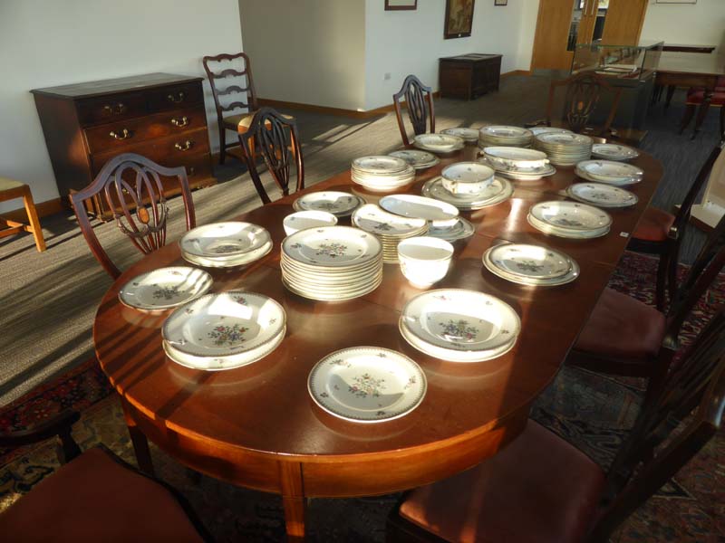 An extensive Spode dinner service decorated with floral sprays on a white ground - Image 6 of 9