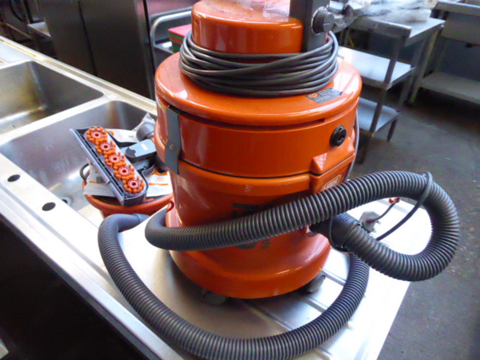 Vax vacuum cleaner (24) - Image 2 of 3