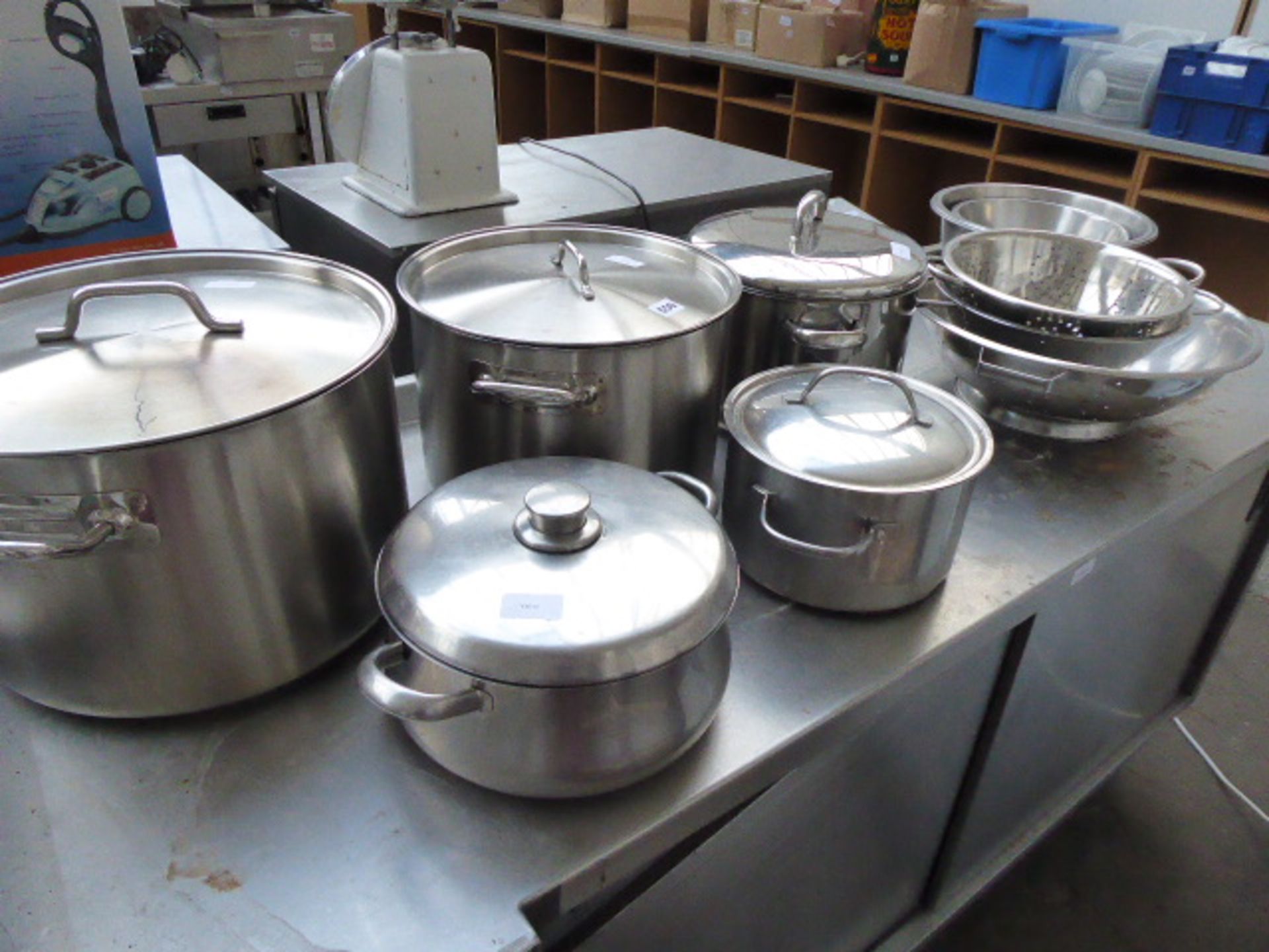 5 large stock pots with 2 handles and lids, and collection of colanders and mixing bowls