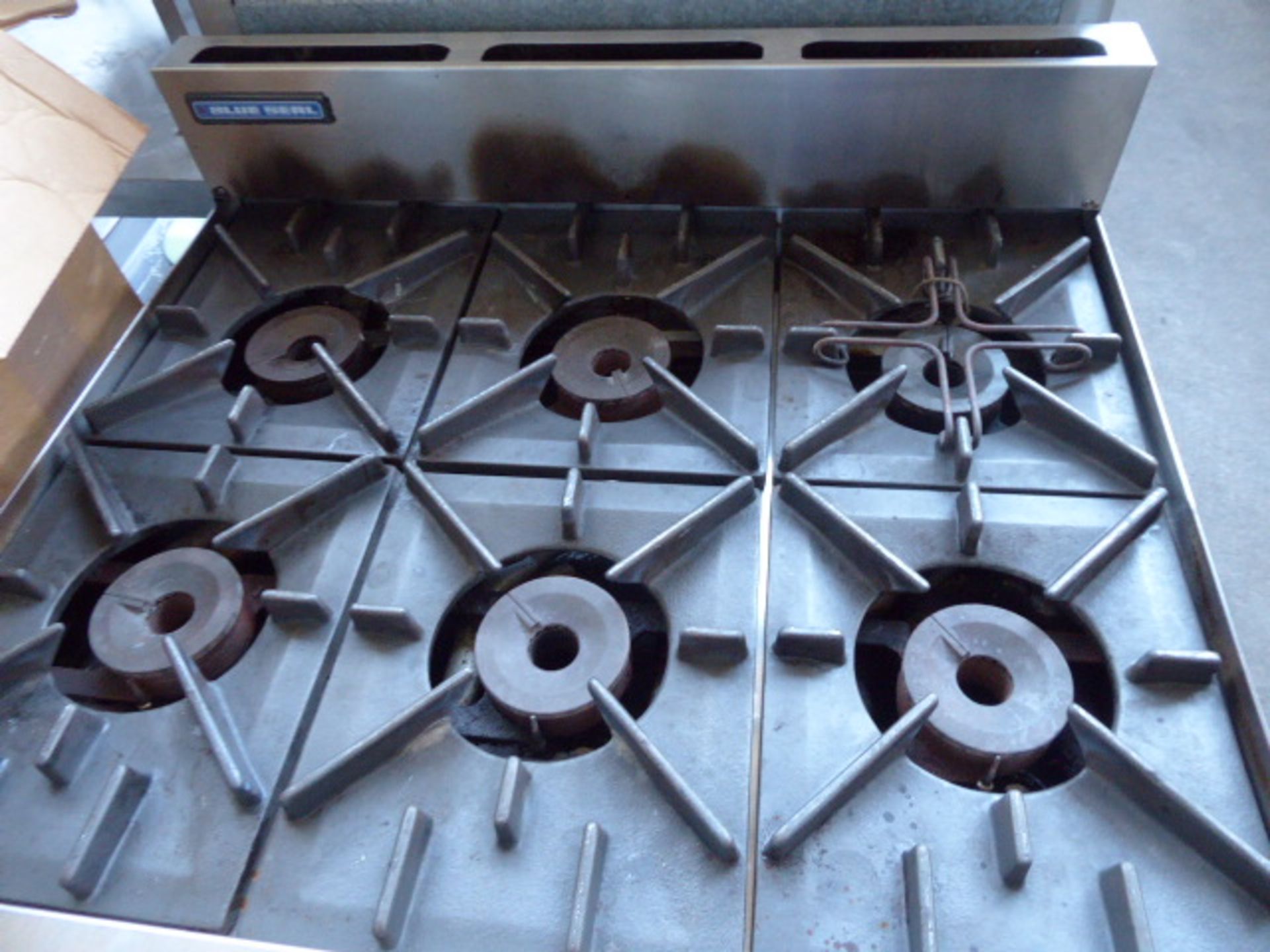 A 90cm gas six burner cooker with a double door oven under - Image 2 of 2