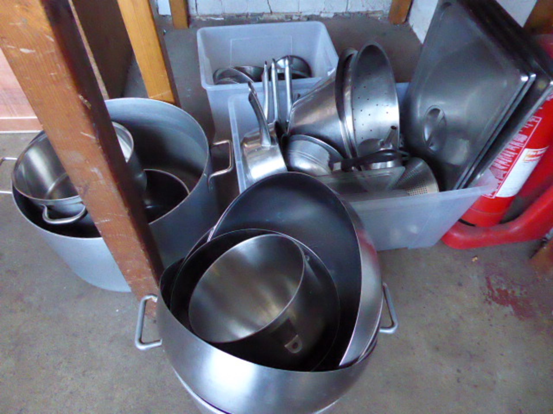 Bay of assorted aluminium and stainless steel cooking pots, saucepans, colanders, etc. - Image 2 of 2