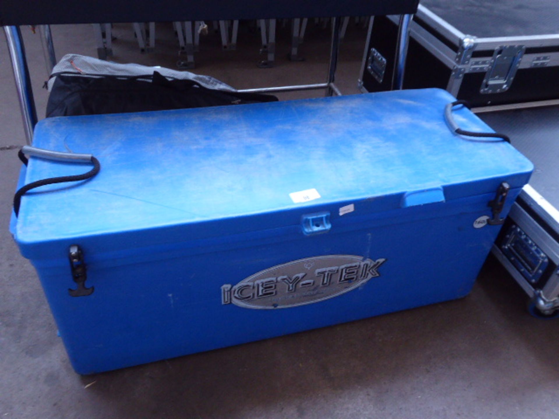 Large Icey-Tek cool box 160 litres