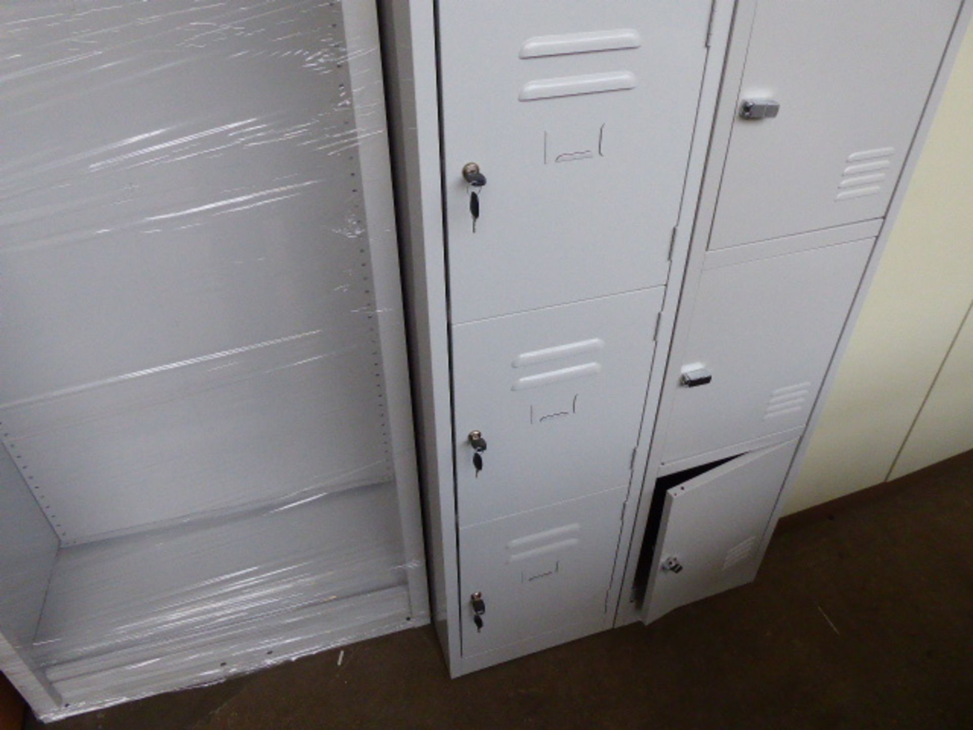 Grey metal 4 door locker - Image 2 of 2