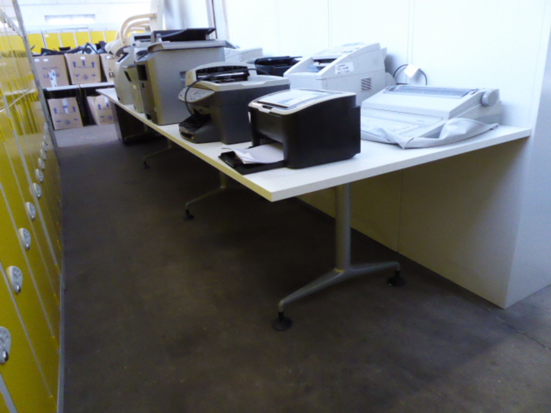 White 3 section bank of workstations on splayed legs with padded feet 520cm - Image 2 of 2