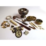 A mixed parcel of collectable's including a faux tortoiseshell necklace,