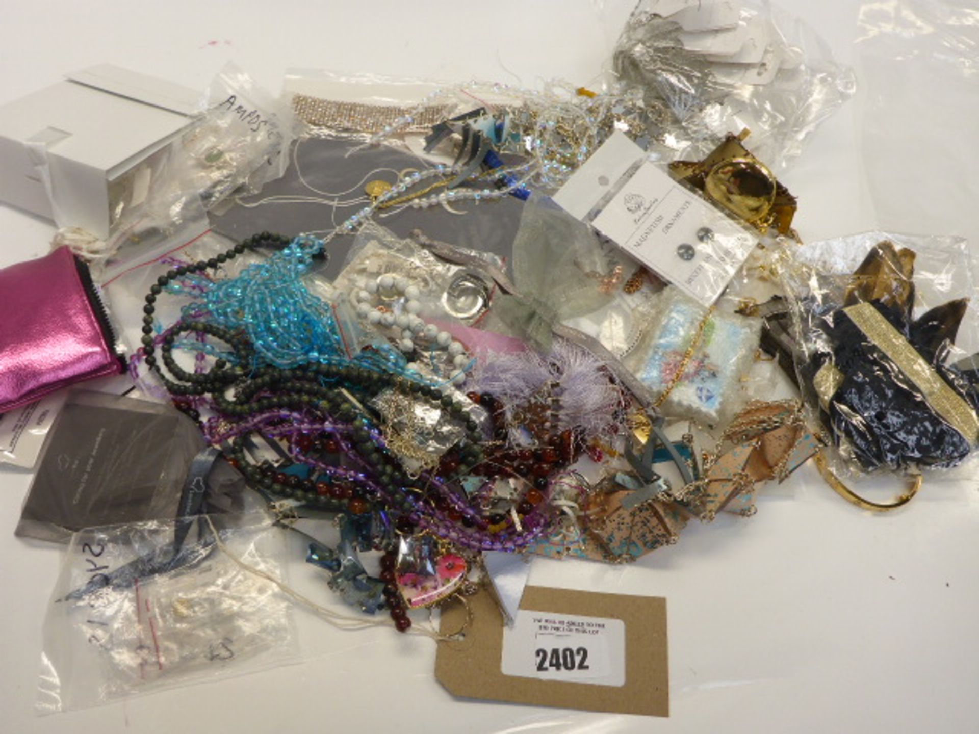 Bag of mixed loose costume jewellery items.