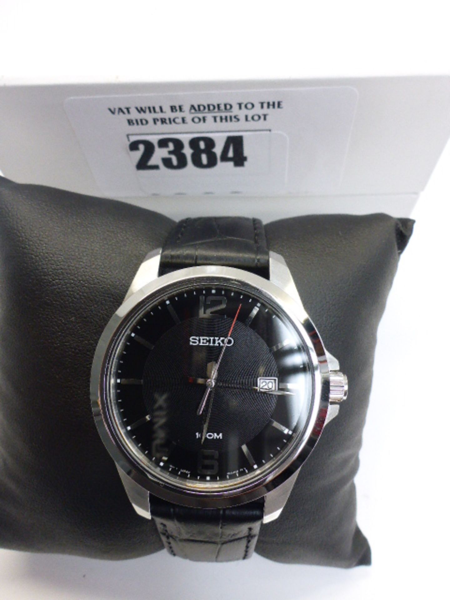 Seiko gents black leather strap watch with box.