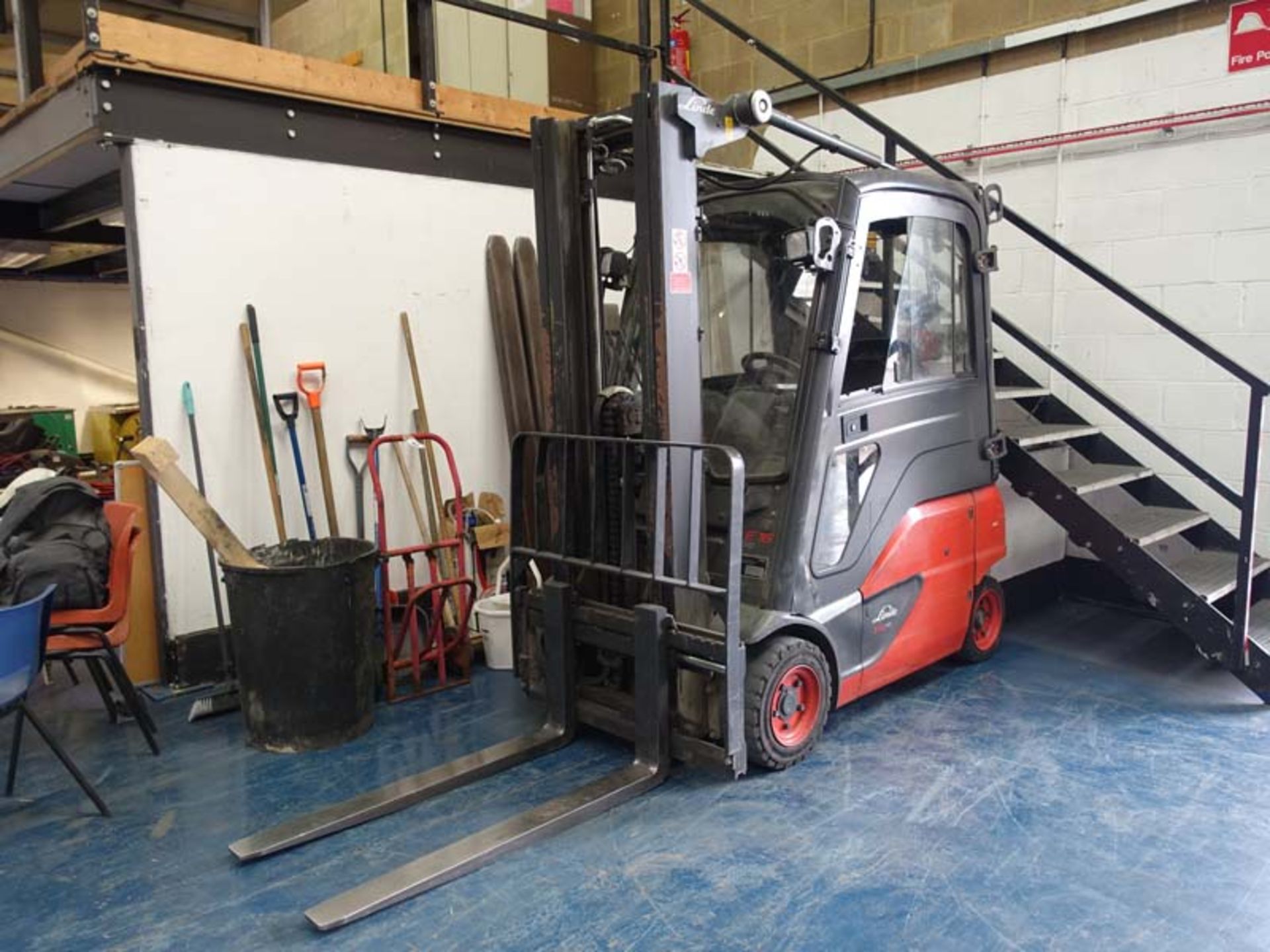Linde E16 EV0 electric counterbalance forklift truck with charger Capacity: 1.5 tonne Serial Number: - Image 7 of 8